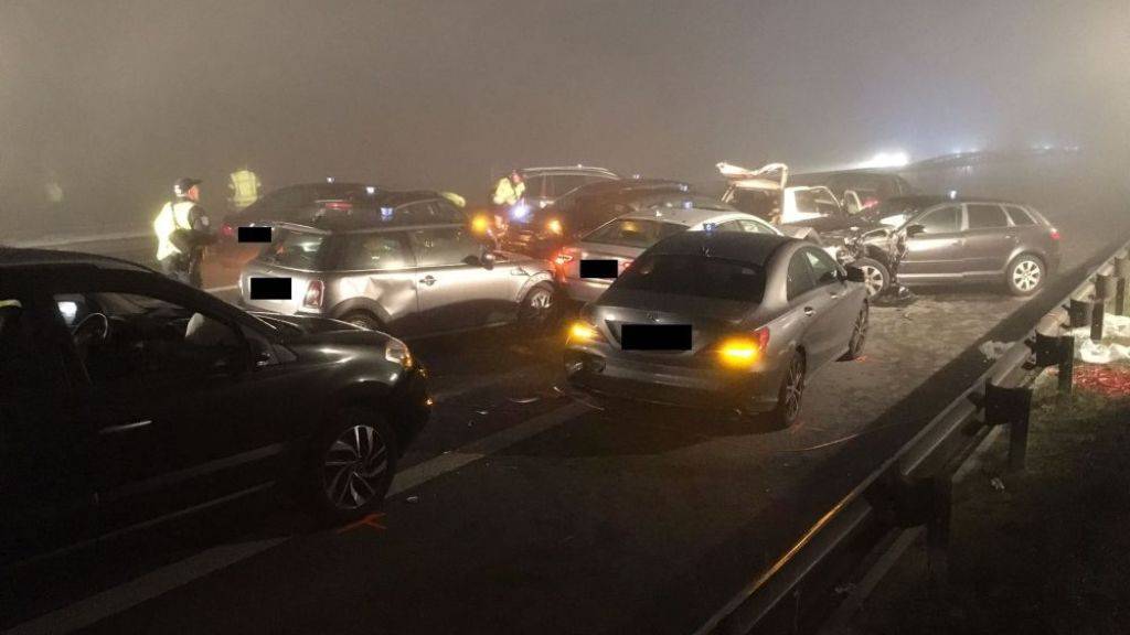 Massenkarambolage im Nebel: Zwölf Autos stiessen in der Nacht auf Sonntag bei Mülligen zusammen.