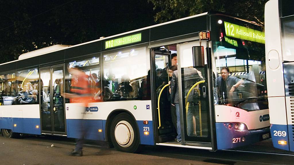 Nachtbusse, wie sie es etwa in Zürich schon lange gibt, sollen neu auch im Kanton Schwyz unterwegs sein. (Archivaufnahme)
