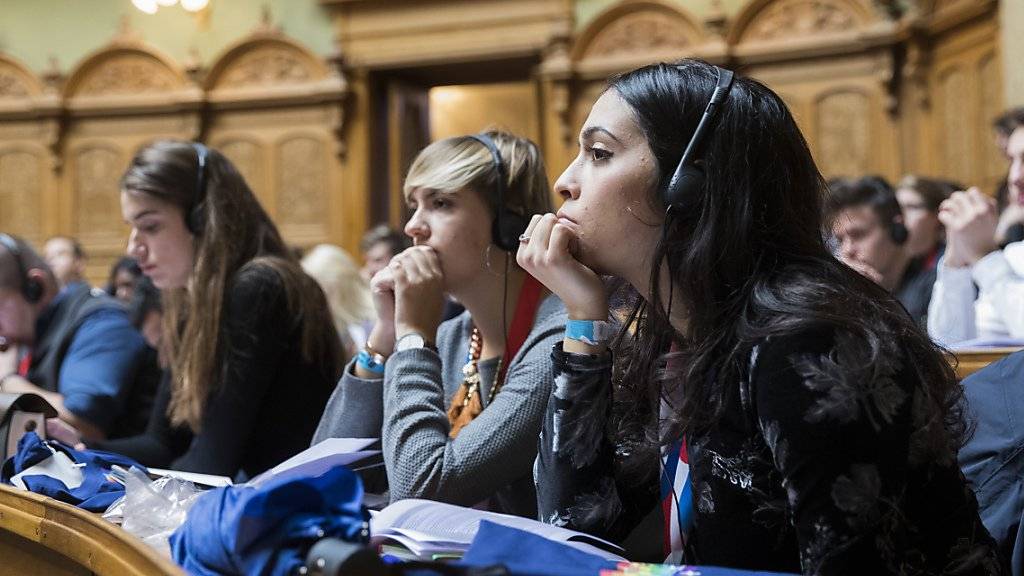 Nachdenken, debattieren, zuhören, gestalten: Teilnehmerinnen und Teilnehmer der Jugendsession im Nationalratssaal.