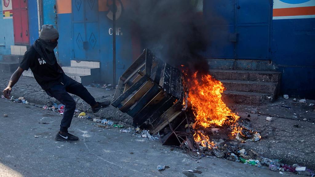 Bei Ausschreitungen nach Protesten in Haiti sind am Sonntag (Ortszeit) zwei Personen ums Leben gekommen.