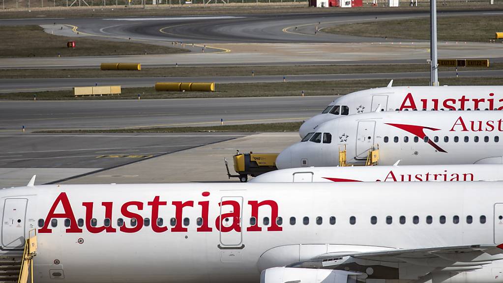 Die Lufthansa-Tochter Austrian Airlines (AUA) will wegen der neuerlichen Corona-Lockdowns den Sparkurs beschleunigen. (Archivbild)