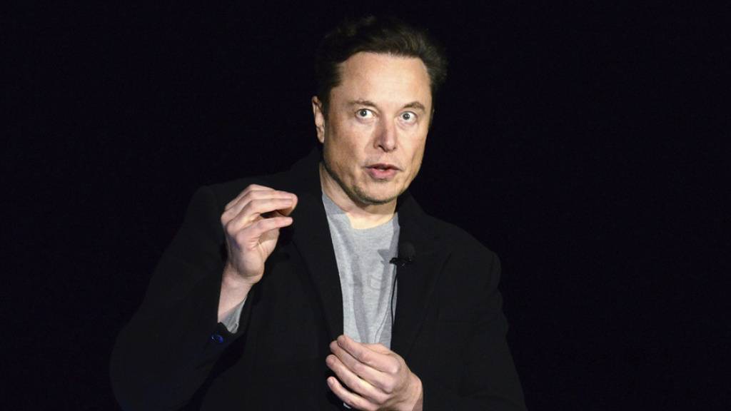 Der US-Milliardär Elon Musk wirft Twitter vor, ihn nicht über eine Abfindung des ehemaligen Twitter-Sicherheitschefs informiert zu haben.