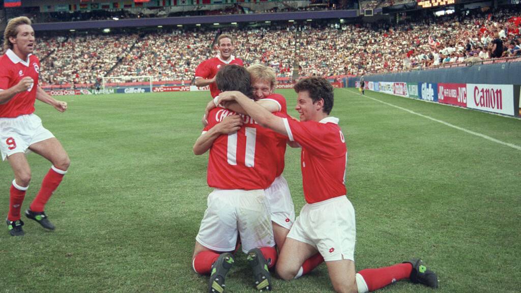 Adrian Knup und Christoph Ohrel umarmen Stéphane Chapuisat (11) nach dessen Treffer zum 2:1 im Gruppenspiel der WM 1994 gegen Rumänien, im Hintergrund kommt Yvan Quentin dazu