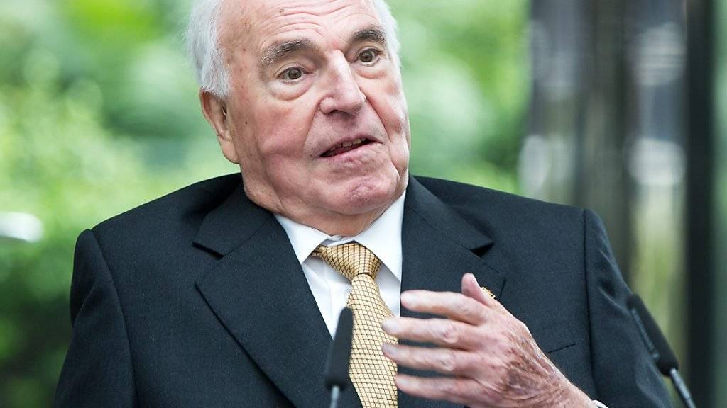 Als Folge eines schweren Sturzes war Helmut Kohl seit 2008 gesundheitlich schwer angeschlagen. Nun ist der Alt-Bundeskanzler gestorben. (Archiv)
