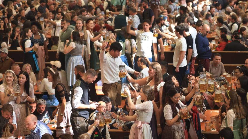 Wer darf auf Bierkrügen oder Lederhosen mit dem Begriff Oktoberfest werben? Um diese Frage geht es um einen Markenstreit, der am Europäischen Gerichtshof in die finale Phase geht.(Archivbild)