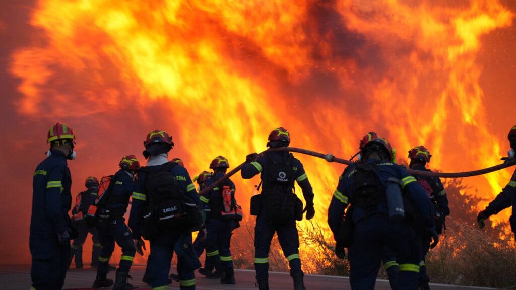 dpatopbilder - Feuerwehrleute kämpfen mit einem großen Waldbrand im Dorf Karyes auf der ostägäischen Insel Chios. Foto: Pantelis Fykaris/Politischios.gr via AP/dpa