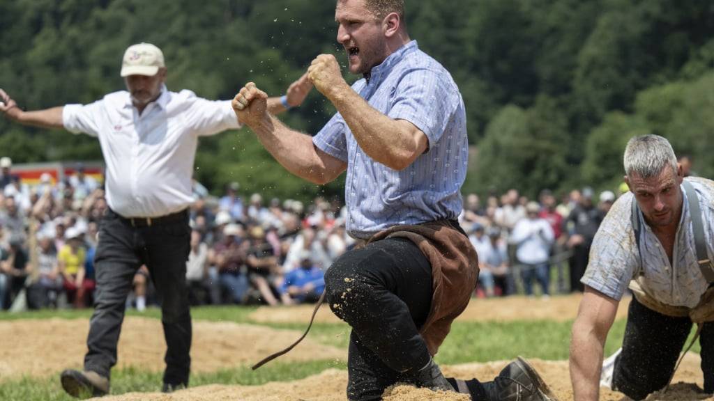 Armon Orlik ringt im 5. Gang Samuel Giger nieder - am Ende jubeln beide über den Co-Festsieg am Glarner-Bündner