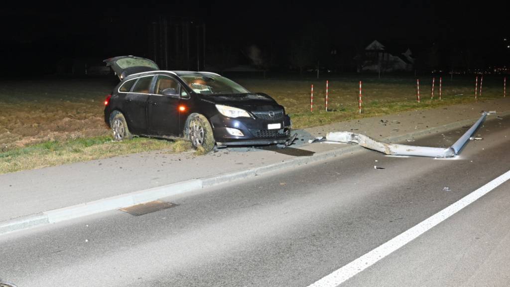 Der alkoholisierte Autofahrer erlitt beim Unfall in Inwil LU leichte Verletzungen. Er hatte umgerechnet 1,24 Promille intus.