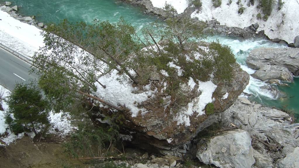 Ein Felspaket von rund 1600 Kubikmetern war Mitte März zwischen Martina und Vinadi im Kanton Graubünden auf die Strasse und in den Inn gestürzt.