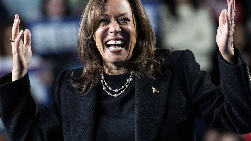 Kamala Harris, US-Vizepräsidentin und Präsidentschaftskandidatin, spricht bei einer Kundgebung in der Memorial Hall des Muhlenberg College. Foto: Michael Brochstein/ZUMA Press Wire/dpa