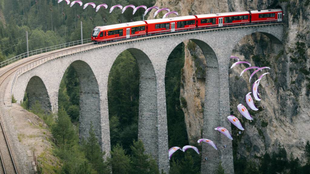 Patrick von Känel umflog mit seinem Gleitschirm das Landwasserviadukt in Filisur.