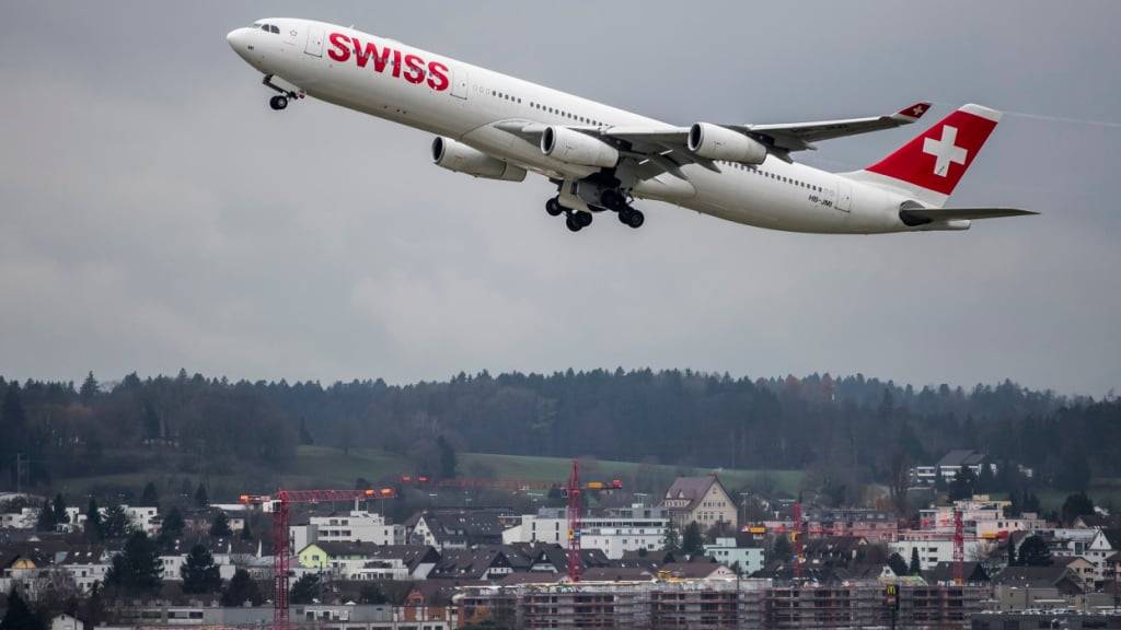 Die Fluggesellschaft Swiss hat im ersten Halbjahr steigende Kosten und Engpässe zu spüren bekommen. (Archivbild)