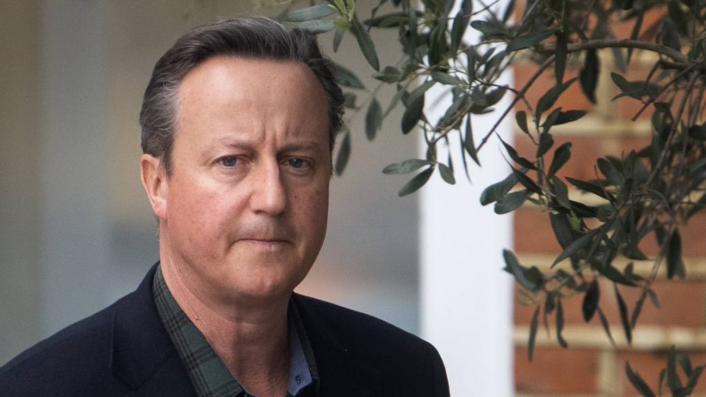 David Cameron, ehemaliger Premierminster von Großbritannien, verlässt sein Haus in London, bevor er vor dem Finanzausschuss des Unterhauses über Greensill Capital aussagt. Foto: Victoria Jones/PA Wire/dpa