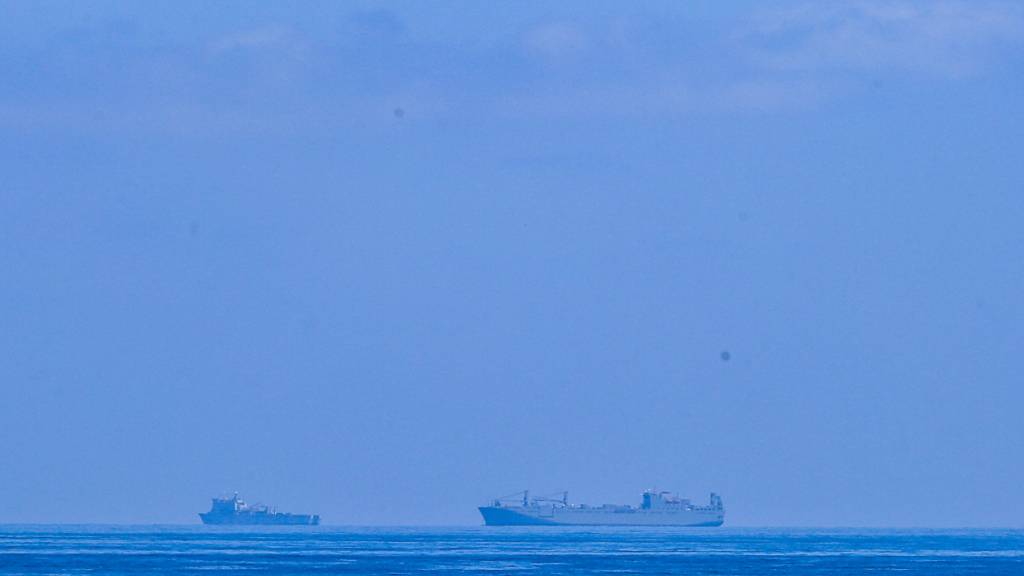 ARCHIV - Schiffe mit humanitären Hilfsgütern aus Zypern liegen vor Anker vor der Küste des Gazastreifens an. Die vom US-Militär errichtete provisorische Anlegestelle an der Küste des Gazastreifens wird ihren Betrieb bald vollständig einstellen. Foto: Abed Rahim Khatib/dpa