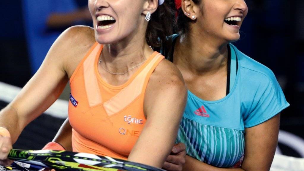 Martina Hingis und die Inderin Sania Mirza feiern nach einem ihrer Turniersiege