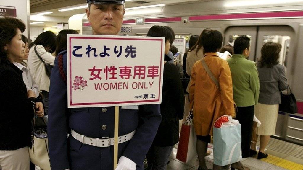 Eine Smartphone-App der Polizei von Tokio gegen Grapscher in der U-Bahn ist in Japan zum Riesenerfolg geworden - auf bestimmten U-Bahn-Linien in Tokio gibt es Abteile nur für Frauen. (Archivbild)
