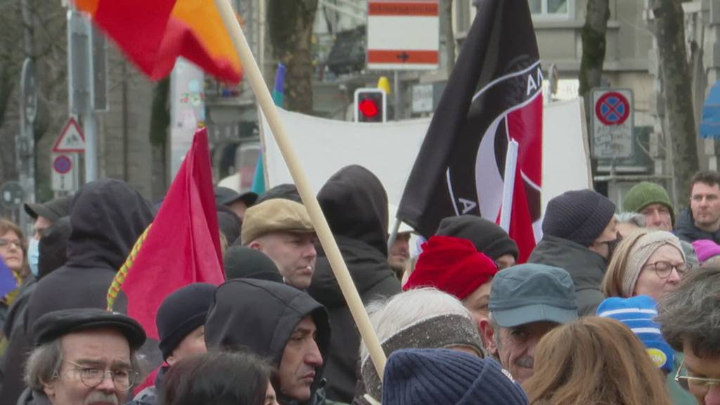 Freiheitstrychler und Ultralinke gemeinsam auf der Strasse