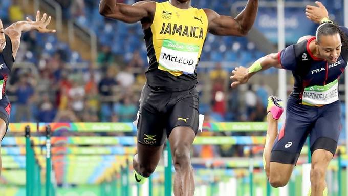 Der Jamaikaner Omar McLeod gewinnt den Hürdensprint