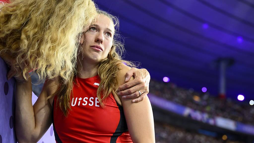 Stabhochspringerin Angelica Moser lässt sich nach ihrem 4. Platz trösten