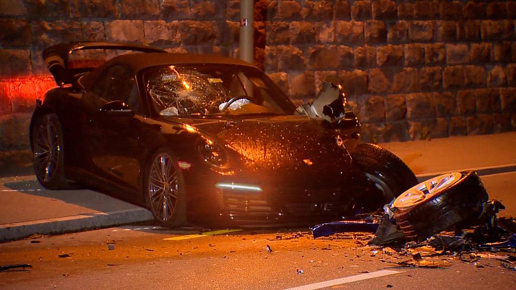 Tesla kracht frontal in Porsche – drei Männer verletzt