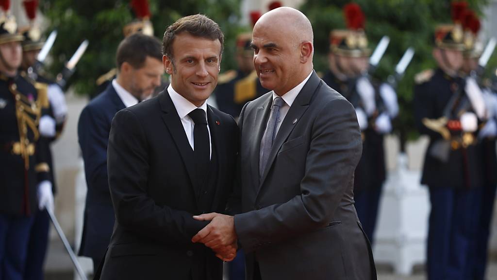 Nicht in Paris, aber in Bern: Der französische Präsident Emmanuel Macron und Bundespräsident Alain Berset werden Mitte November in Bern die Hände schütteln. Macron wird zu einem Staatsbesuch in Bern erwartet. (Archivbild)