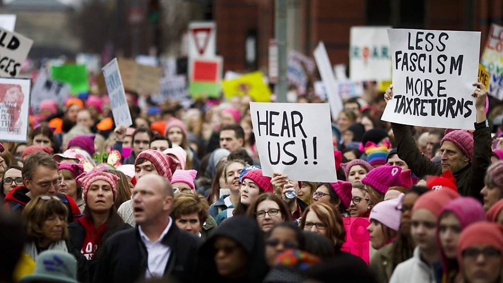 An der grössten Anti-Trump-Kundgebung «Marsch der Frauen» in Washington nahmen nach Schätzungen mindestens 500'000 Menschen teil. Sie protestierten gegen Frauenfeindlichkeit, Gewalt, Rassismus, Homophobie und religiöse Intoleranz. Trump hatte sich wiederholt abfällig über Frauen geäussert.