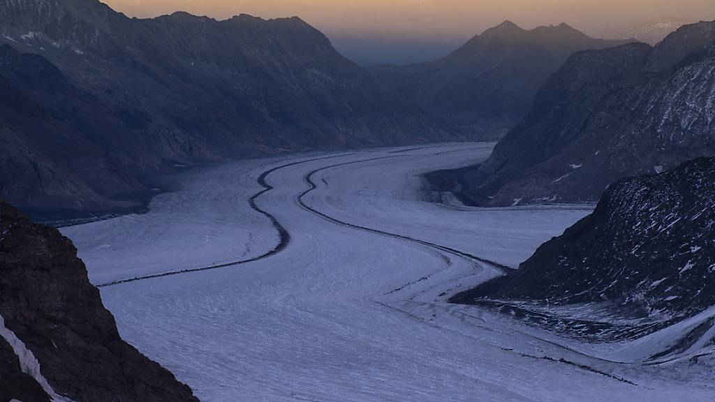 Der Aletschgletscher ist der flächenmässig grösste Gletscher der Alpen. Wie viel Eisvolumen er bis zum Ende des Jahrhunderts verlieren wird, hängt gemäss einer Studie stark davon ab, ob sich die Erde um ein, anderthalb oder zwei Grad erwärmen wird. (Archivbild)
