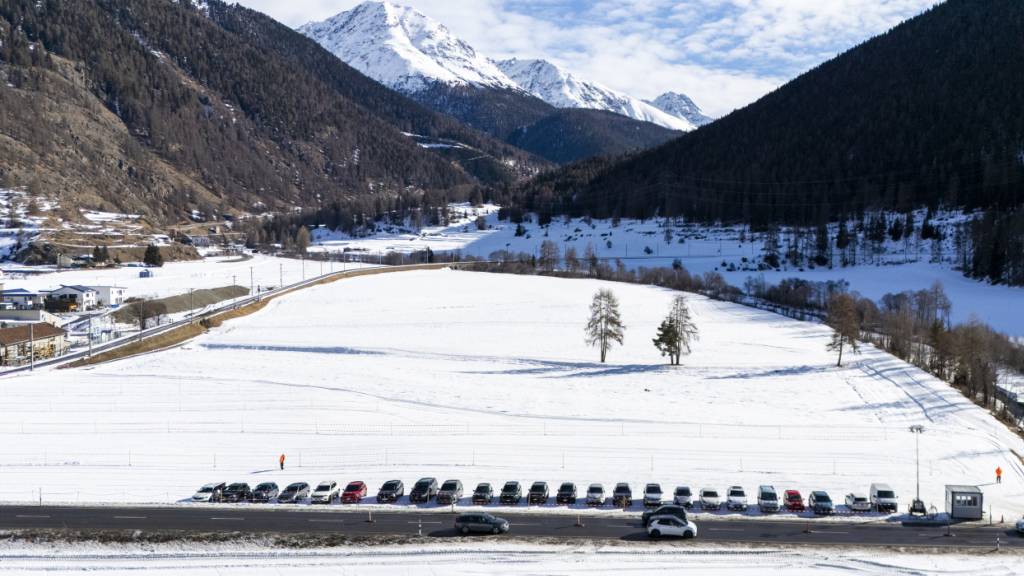 Der Park-and-Ride-Parkplatz südlich von Zernez wurde geschlossen. Der Grund dafür ist auf dem Bild selbst zu sehen: Der Parkplatz blieb während der ersten Woche der Olympischen Winterspiele fast ungenutzt.