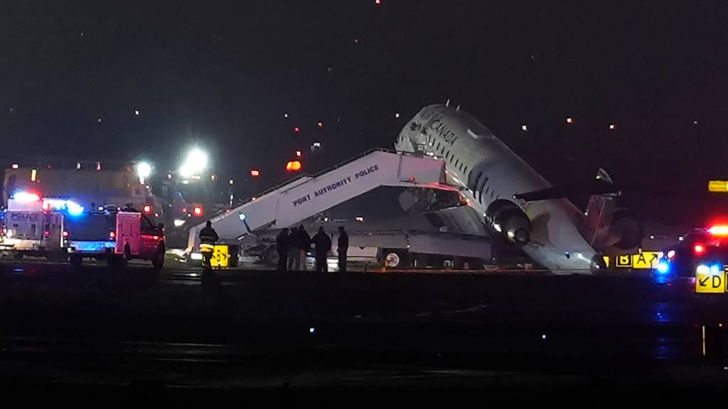 dpatopbilder - Ein Air Canada Jet steht auf der Startbahn des LaGuardia Flughafens nach einem Zusammenstoß mit einem Fahrzeug der Port Authority. Foto: Ryan Murphy/AP/dpa