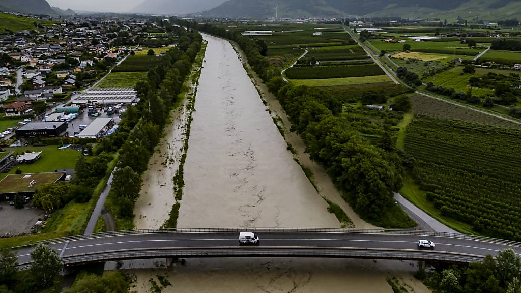 Auch mit dem Rückgang des Hochwasser in der Rhone empfehlen die kantonalen Fachstellen, sich nicht dem Flussbett zu nähern. (Archivbild)