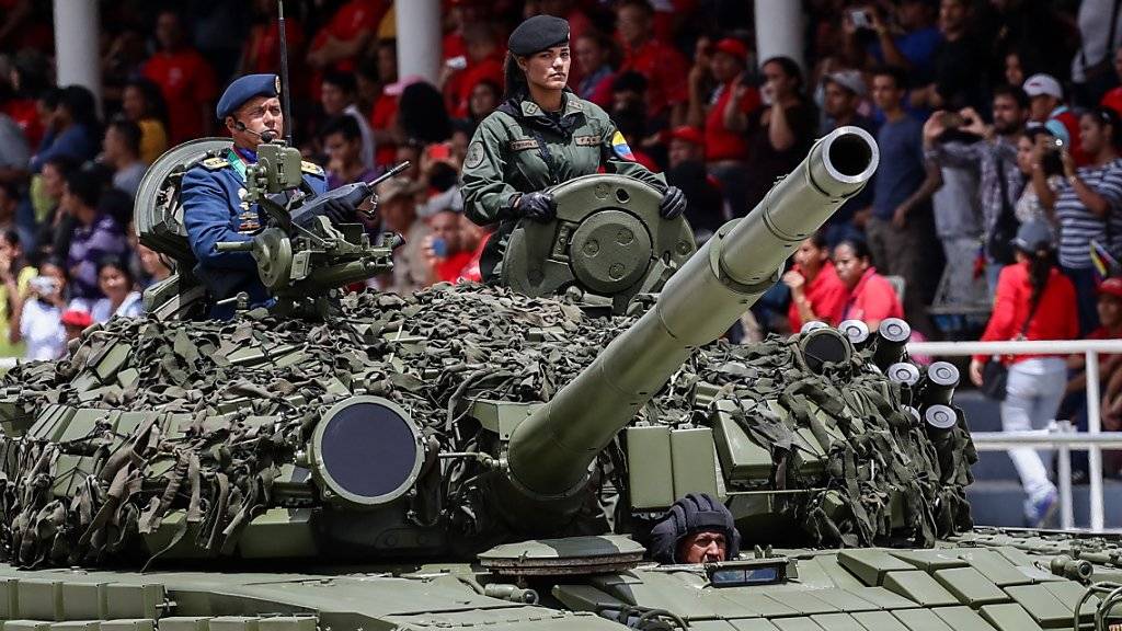 Zum venezolanischen Unabhängigkeitstag liess Staatschef Nicolas Maduro in der Hauptstadt Caracas Panzer auffahren und Soldaten aufmarschieren.
