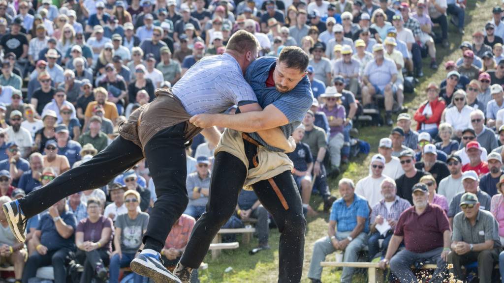 Die Sekunden vor dem Ende: Fabian Staudenmann (rechts) bringt im Schlussgang Lars Zaugg aus der Balance und gewinnt das Bergfest auf der Rigi zum zweiten Mal nach 2024