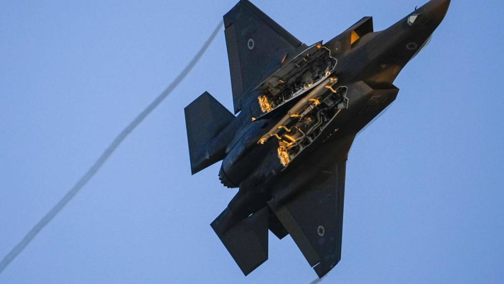 ARCHIV - Ein F-35-Kampfflugzeug der israelischen Luftwaffe fliegt über eine Abschlussfeier für neue Piloten auf dem Luftwaffenstützpunkt Hatzerim in der Nähe der südisraelischen Stadt Beerscheba. Foto: Tsafrir Abayov/AP/dpa (Archivbild)