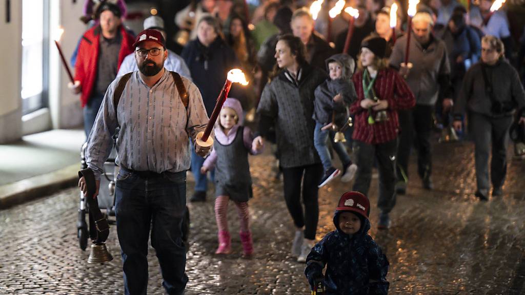 Mit Glocken und Treicheln für faire Preise: Der Umzug von Bäuerinnen und Bauern durch Solothurn verlief friedlich.