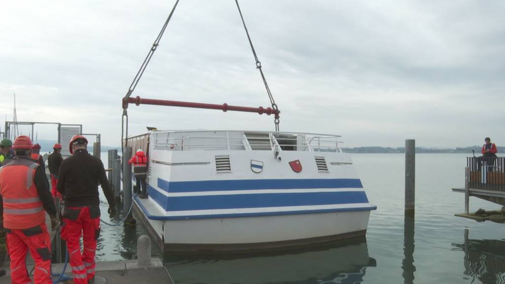 MS Schwyz wird für Transport in Walensee vorbereitet