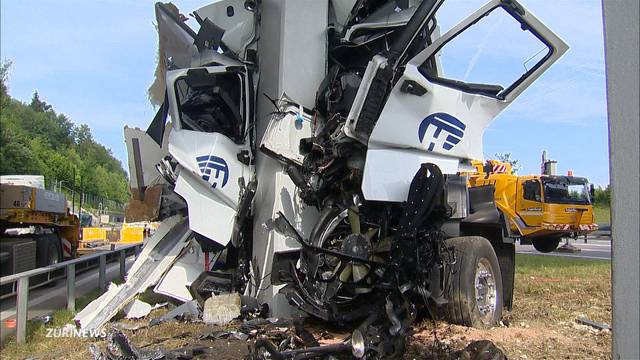Spektakulärer Unfall: Lastwagen knallt in Brückenpfeiler