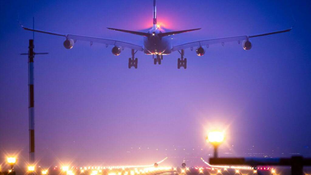 Die Zahl der verspäteten Starts und Landungen am Flughafen Zürich hat im vergangenen Jahr deutlich zugenommen. Nun sollen die Lärmgebühren steigen. (Archivbild)
