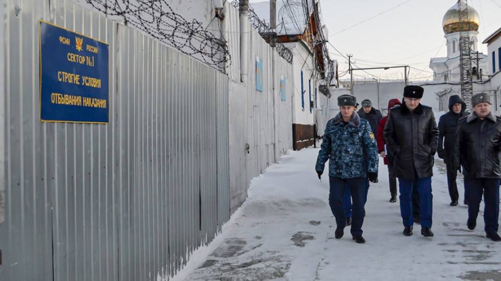 HANDOUT - Eine Gruppe von Beamten geht durch eine Gefängniskolonie. Der seit mehr als zwei Wochen gesuchte Kremlgegner Nawalny ist wieder aufgetaucht. Foto: -/The Russian Federal Penitentiary/AP/dpa - ACHTUNG: Nur zur redaktionellen Verwendung im Zusammenhang mit der aktuellen Berichterstattung und nur mit vollständiger Nennung des vorstehenden Credits