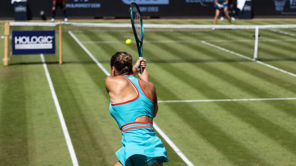 Hoffnung auf Revanche: Das bisher einzige Duell gegen die Weltnummer 1 Aryna Sabalenka (vorne) verlor Masarova im Juni in Berlin