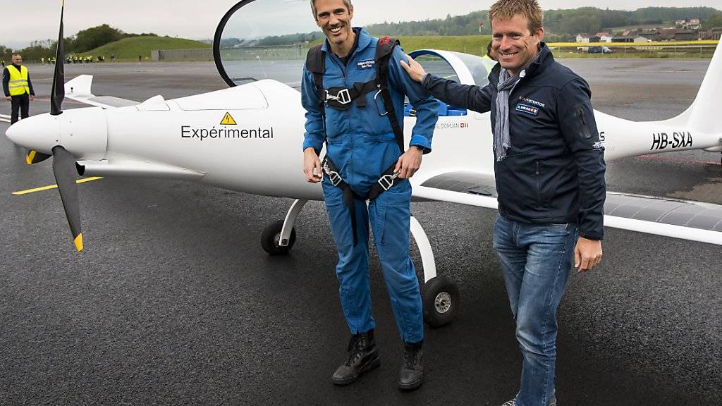 Testpilot Damian Hischier (links) und Raphaël Domjan freuen sich nach der Landung des Solarflugzeugs über dessen ersten Flug.