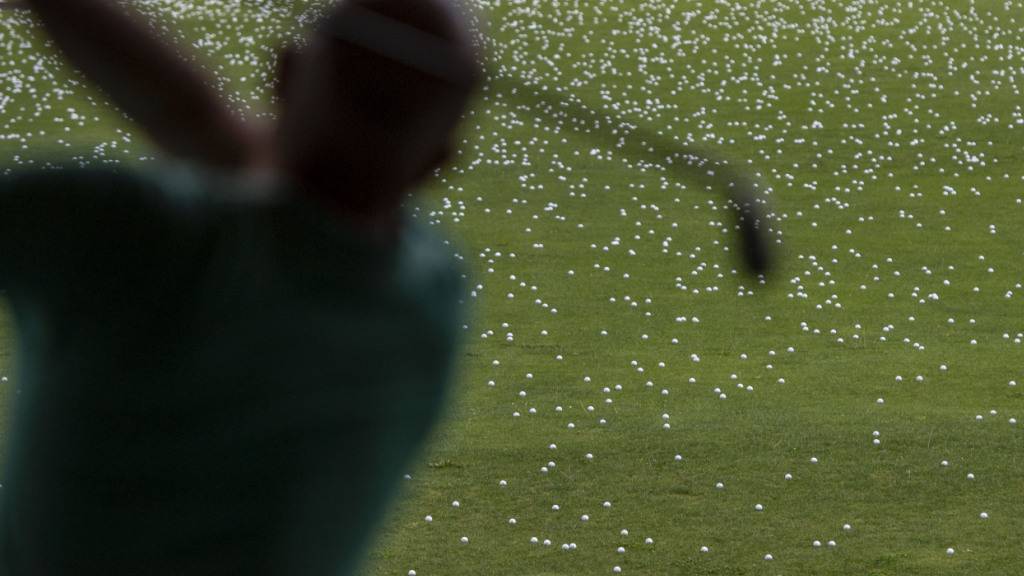 Warum fliegt der Golfball manchmal aus dem Loch, obwohl er schon fast versenkt ist? Forscher entschlüsseln zwei Effekte, die Golfern den Nerv rauben können. (Symbolbild)