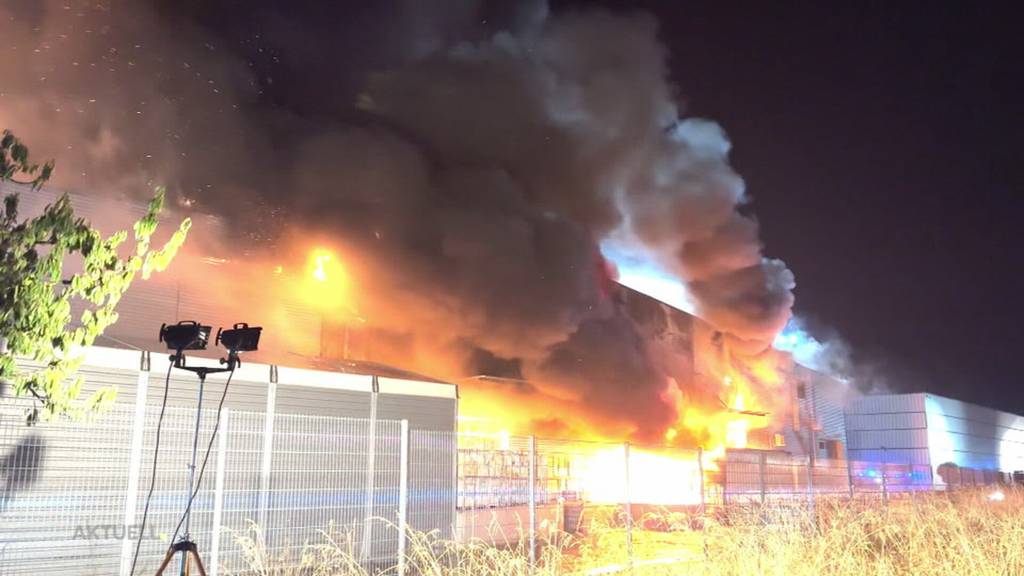 Grossbrand in Bad Säckingen: Ein Feuer in einer Industrie-Wäscherei verursacht einen Millionen-Schaden