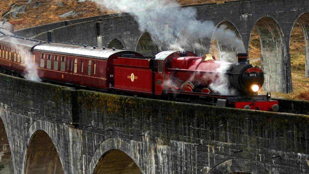 Wer die «Harry Potter»-Filme gesehen hat, kennt die Bilder vom «Hogwarts Express» (Bild) und seiner malerischen Route. In Schottland sind die Fahrten mit einer alten Bahn auf der Strecke vorübergehend ausgesetzt. (Archivbild)