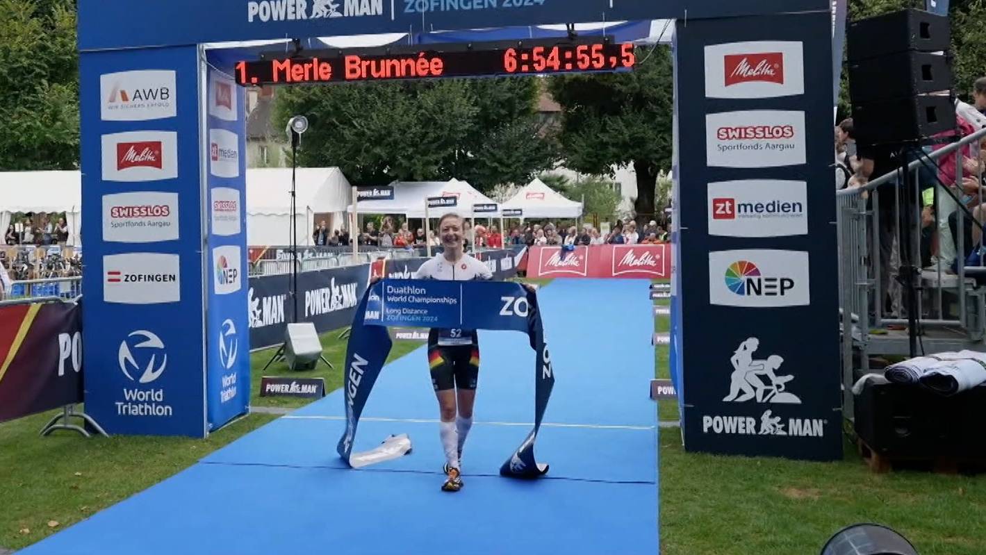 Zieleinlauf Merle Brunnée (Deutschland), Siegerin bei den Frauen am Powerman Zofingen 2024