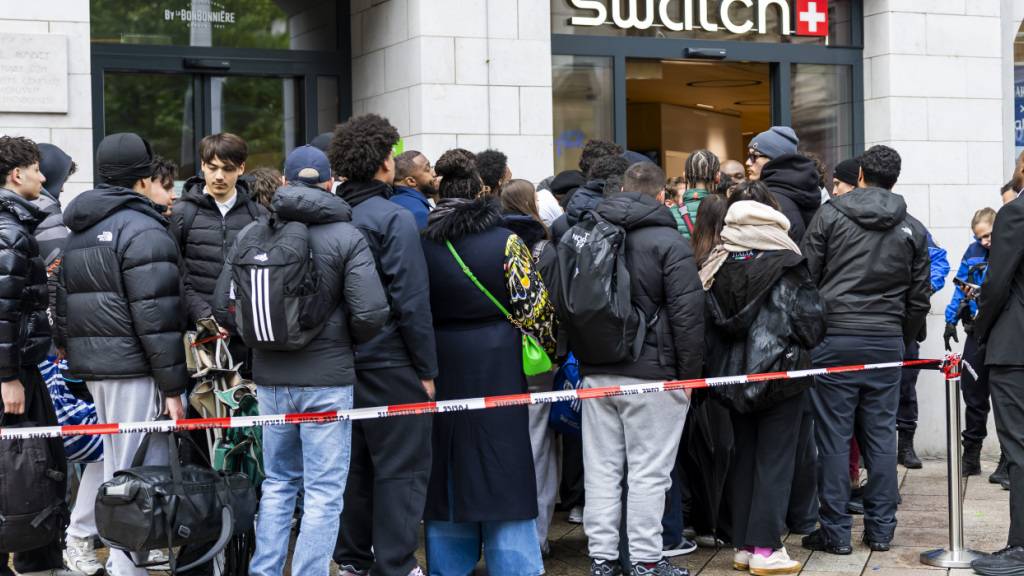 Hohe Nachfrage, hohe Preise: Am Samstag gab es vor diveresen Swatch-Stores (hier etwa in Genf) lange Schlangen und teilweise auch Handgreiflichkeiten.