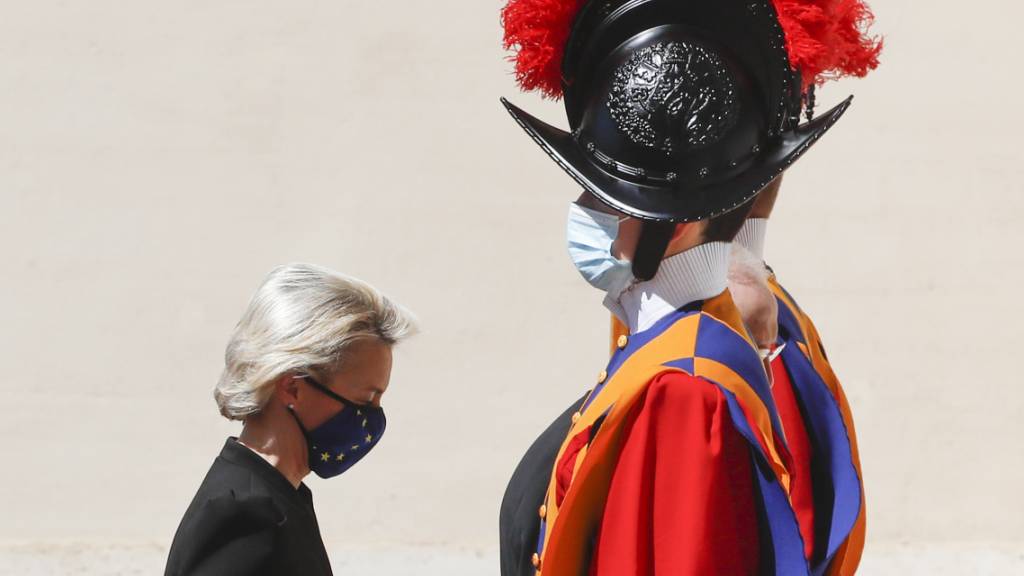 Ursula von der Leyen, Präsidentin der Europäischen Kommission, geht bei ihrer Ankunft im Hof von San Damaso im Vatikan an einem Gardisten der Schweizergarde vorbei.