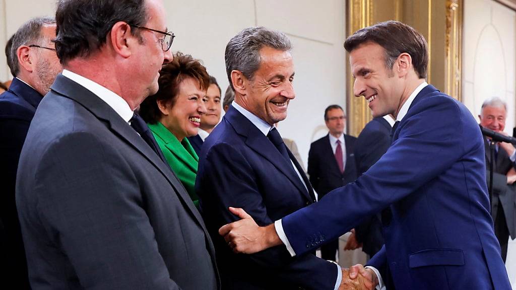 ARCHIV - François Hollande (l-r) und Nicolas Sarkozy bei der Zeremonie im Elysée-Palast von Macrons Amtseinführung für eine zweite Amtszeit. Foto: Gonzalo Fuentes/RTR POOL/dpa