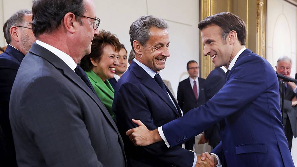 ARCHIV - François Hollande (l-r) und Nicolas Sarkozy bei der Zeremonie im Elysée-Palast von Macrons Amtseinführung für eine zweite Amtszeit. Foto: Gonzalo Fuentes/RTR POOL/dpa