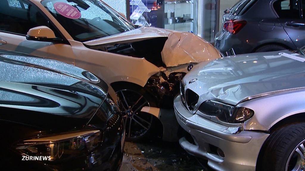 Unfall: BMW-Fahrer zerstört drei Neuwagen