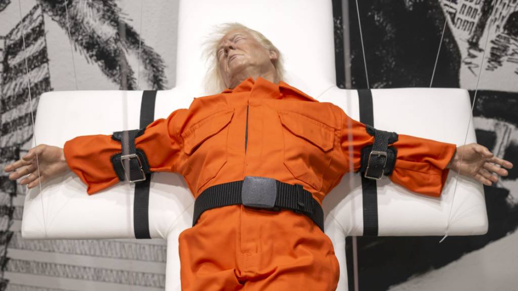 Der Künstler Mason Storm hat Donald Trump als Häftling auf ein Kreuz geschnallt.